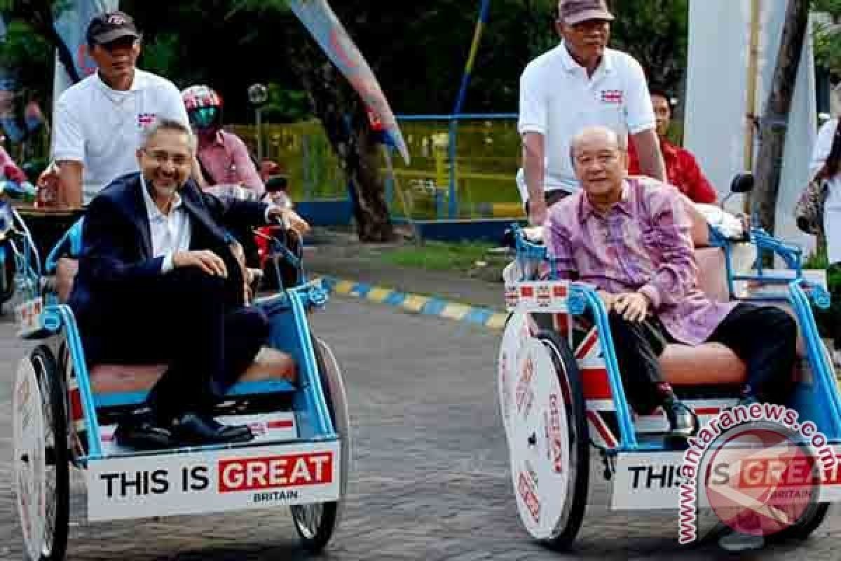 Dubes Inggris naik becak kelilingi Unair