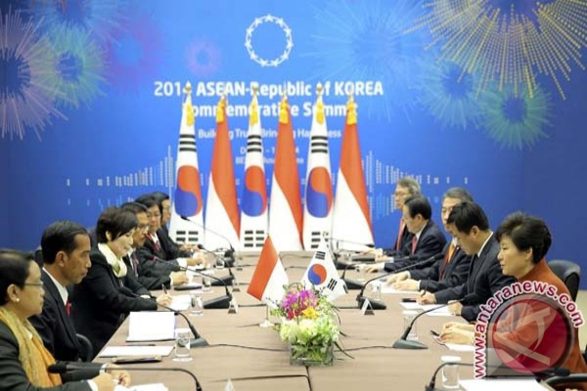 Jokowi attends ASEAN-South Korea Summit