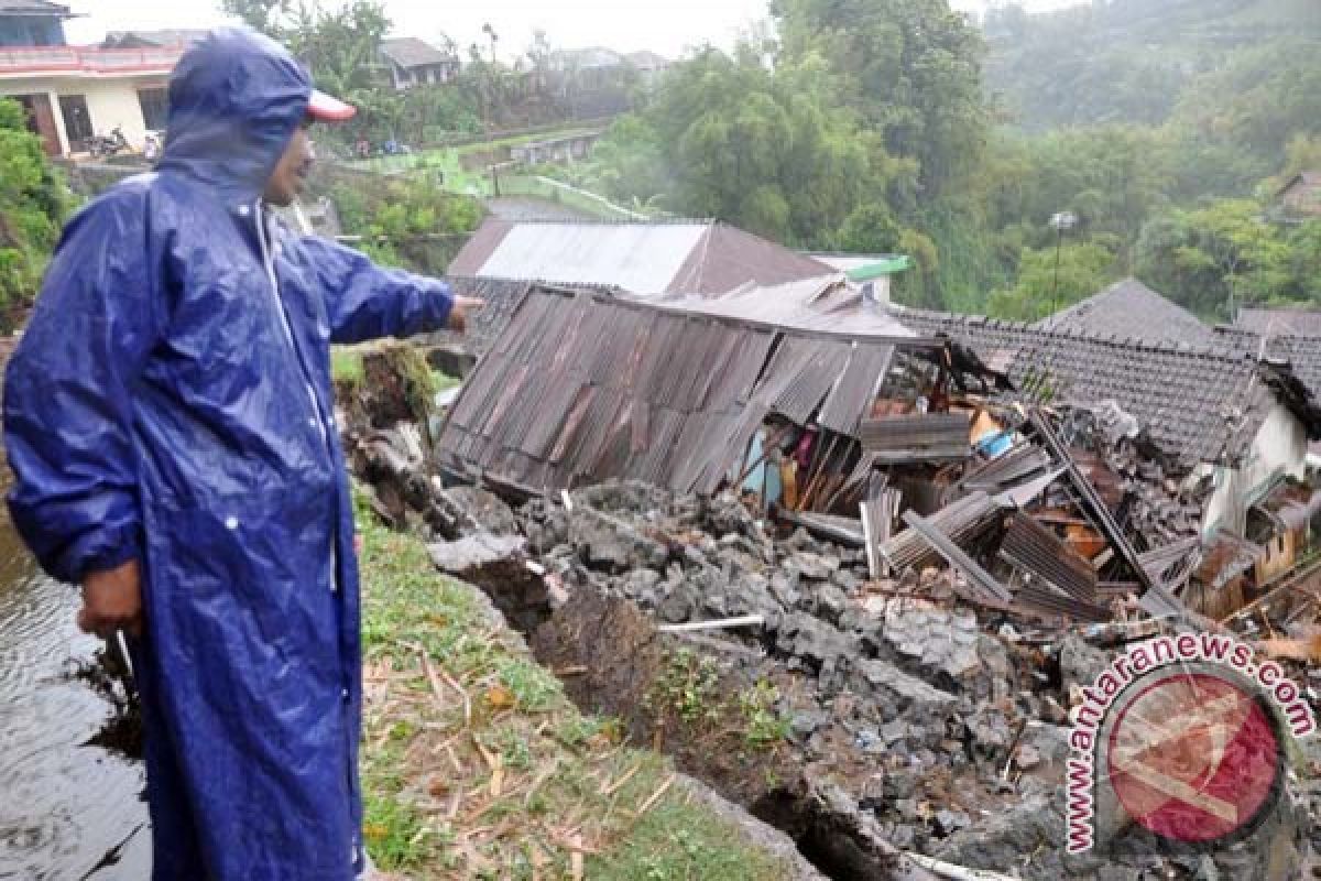 Puluhan rumah di Banjarnegara terkena longsor