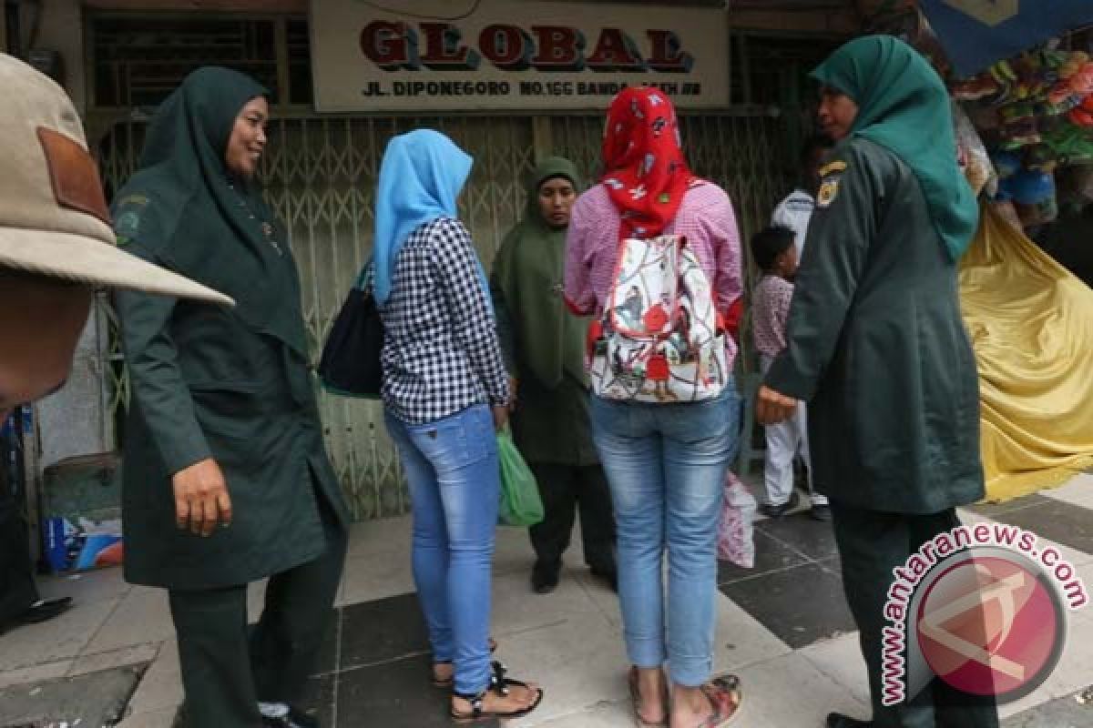 Puluhan wanita berpakaian ketat terjaring razia di Banda Aceh