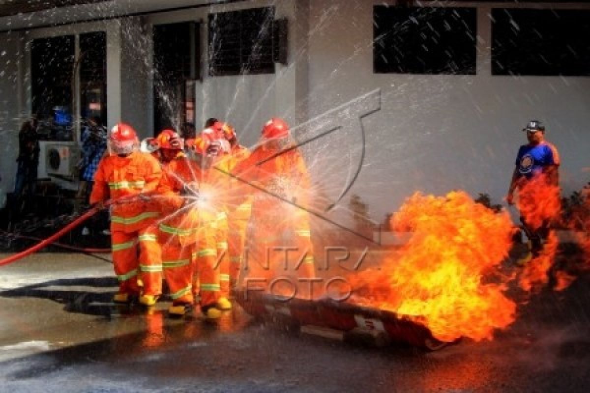 Damkar Ambon Gelar Simulasi Penanggulangan Kebakaran
