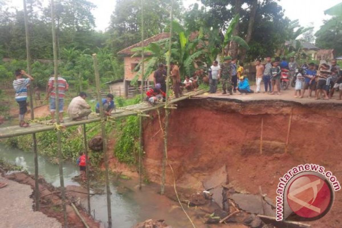 Jalan Desa Mendala OKU putus akibat longsor