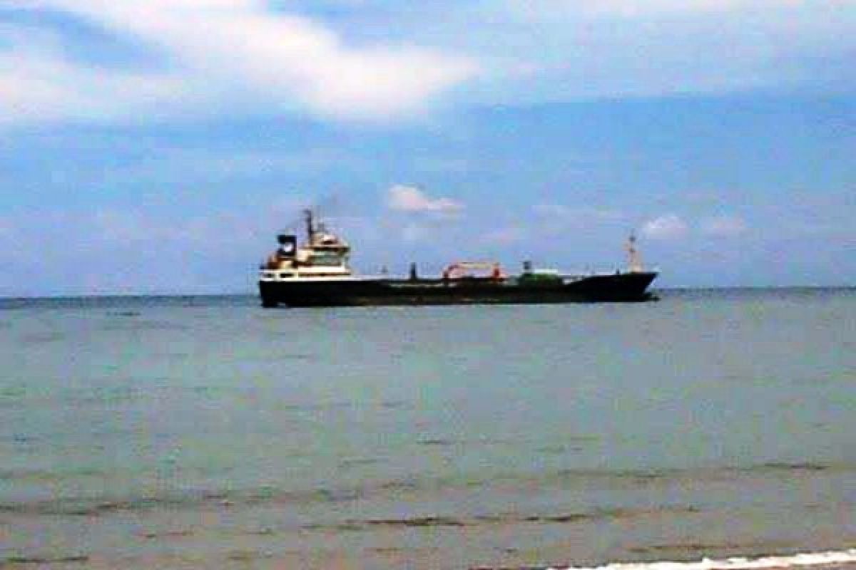 Kapal Tanker Ngagel Dadi Kandas di Dobo