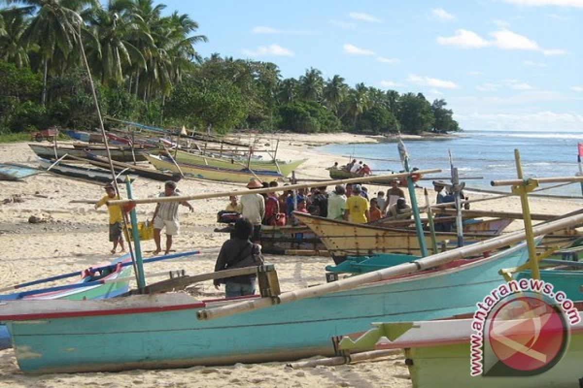 Kapal Nelayan Sungailiat Pecah Dihantam Gelombang