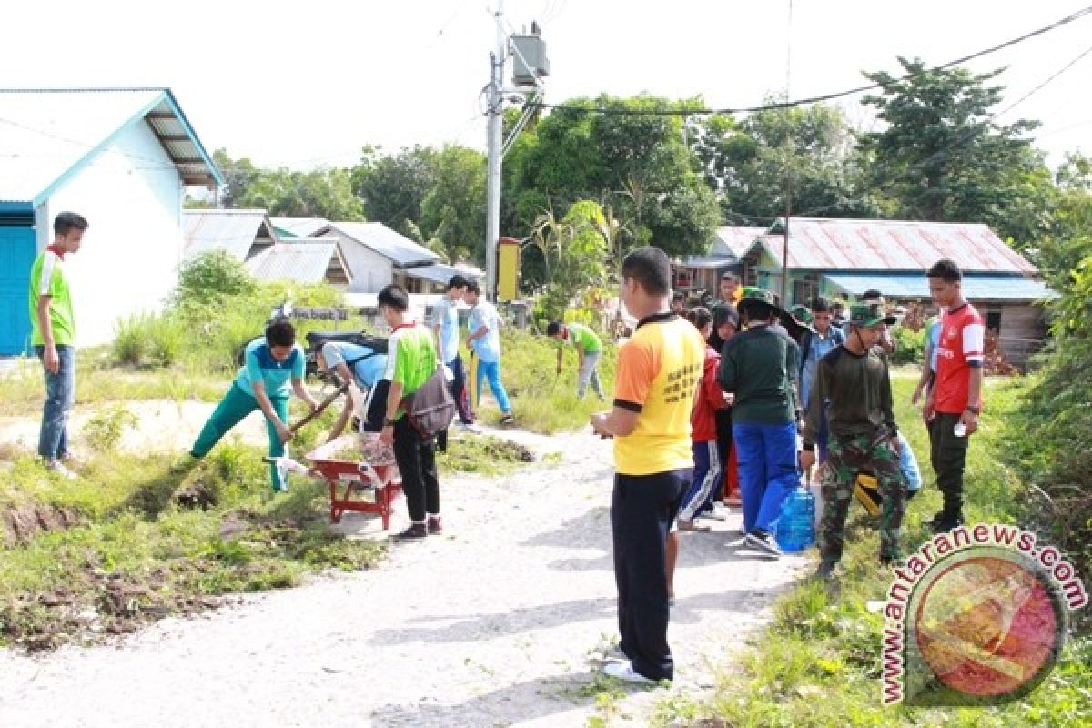 Mahasiswa STKIP Sintang Swadaya Perbaiki Jalan Pertamina