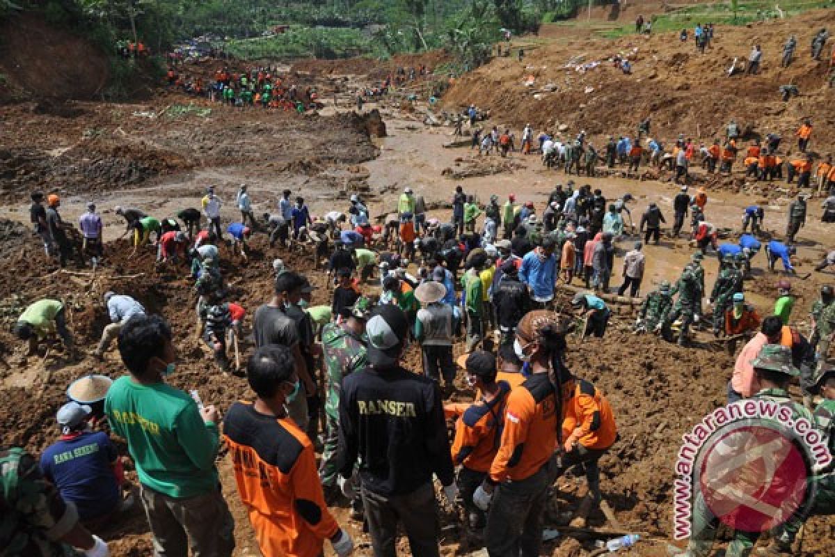 BNPB: hujan deras hambat pencarian korban longsor