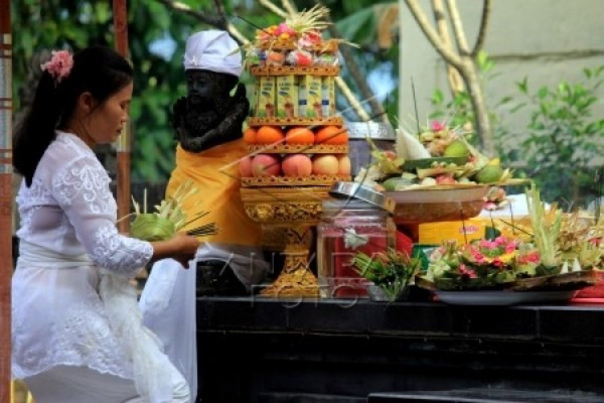 Masyarakat Hindu Di Bali Gelar Ritual Galungan