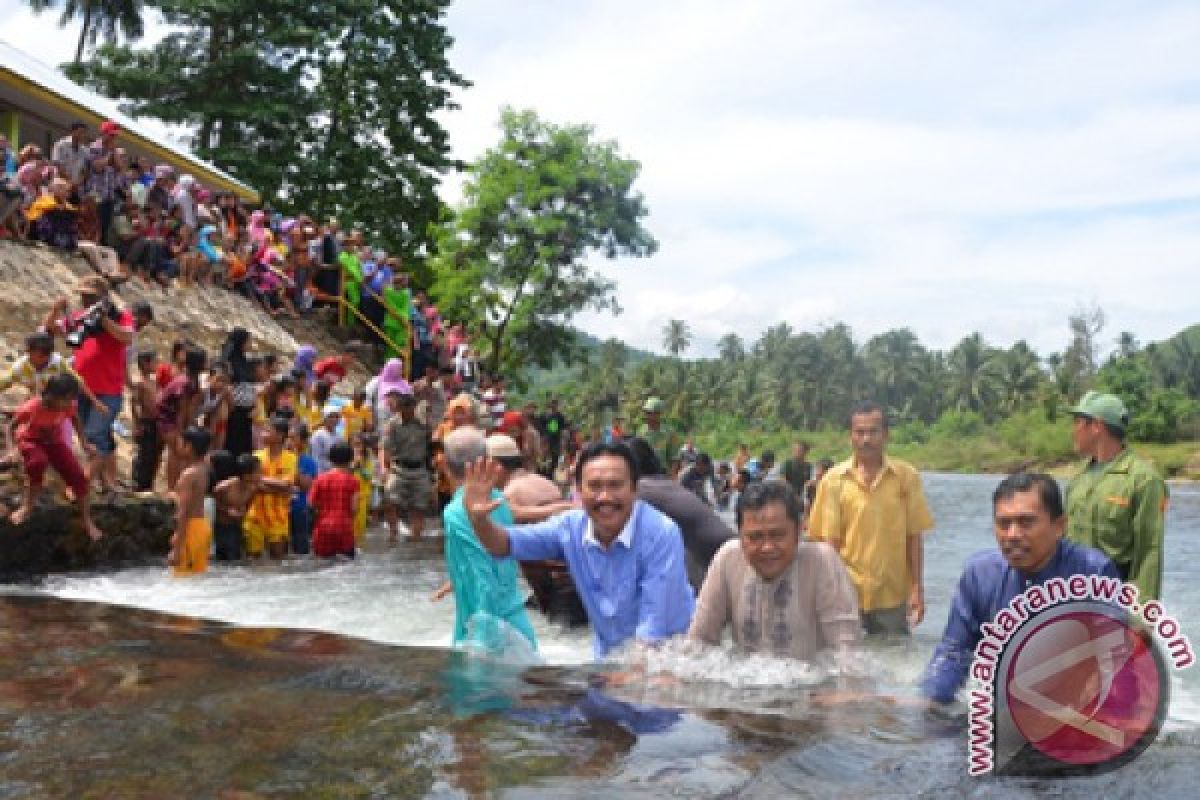 Ritual Mandi Safar Ramai Pengunjung 