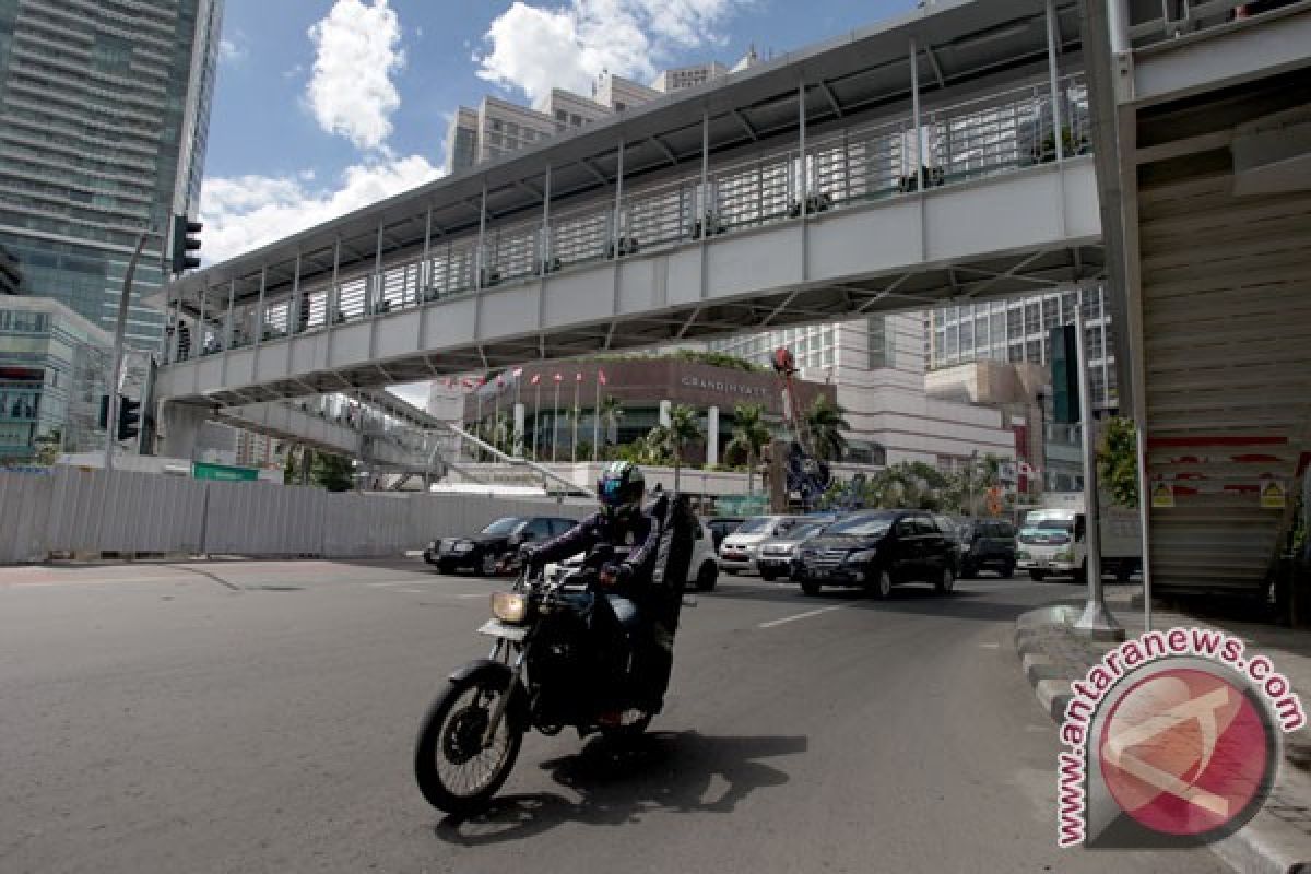 Sepeda motor mulai berlalu lalang di Merdeka Barat-Thamrin