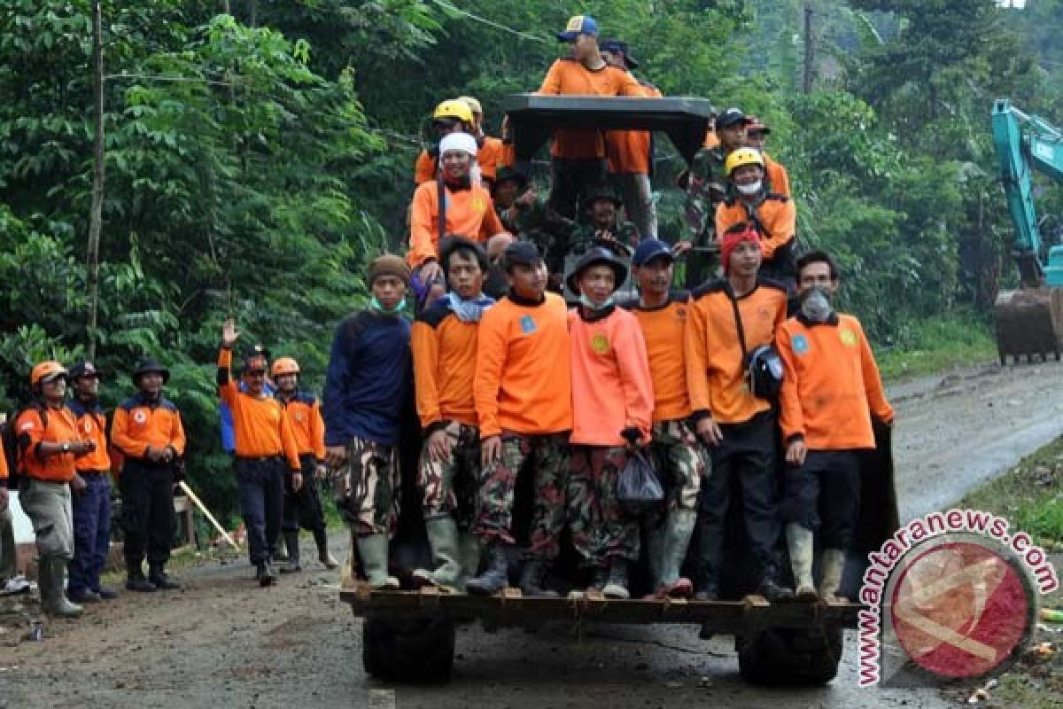 Pencarian korban longsor Banjarnegara dihentikan sementara