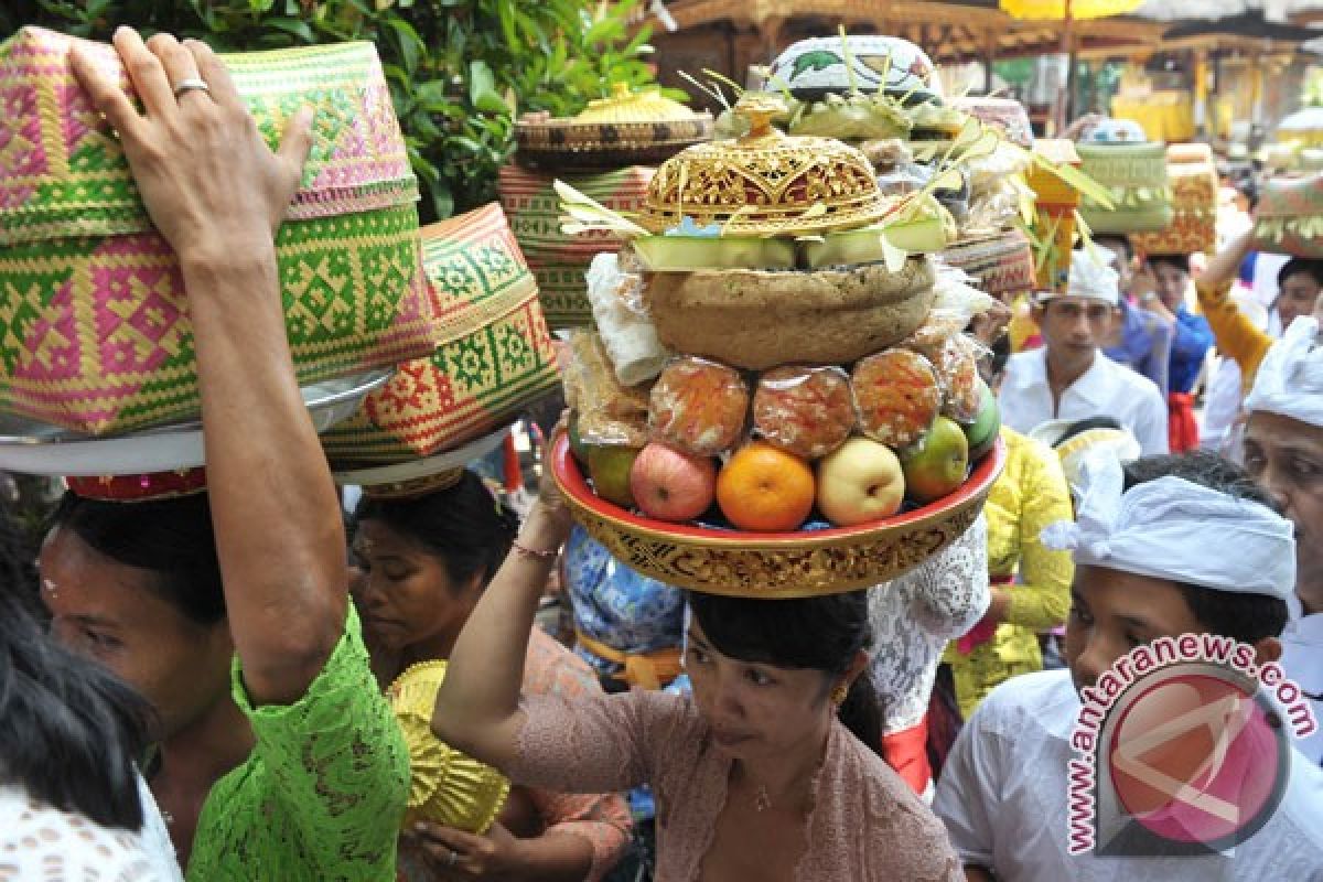 Omzet pedagang barang ritual naik jelang hari raya Galungan