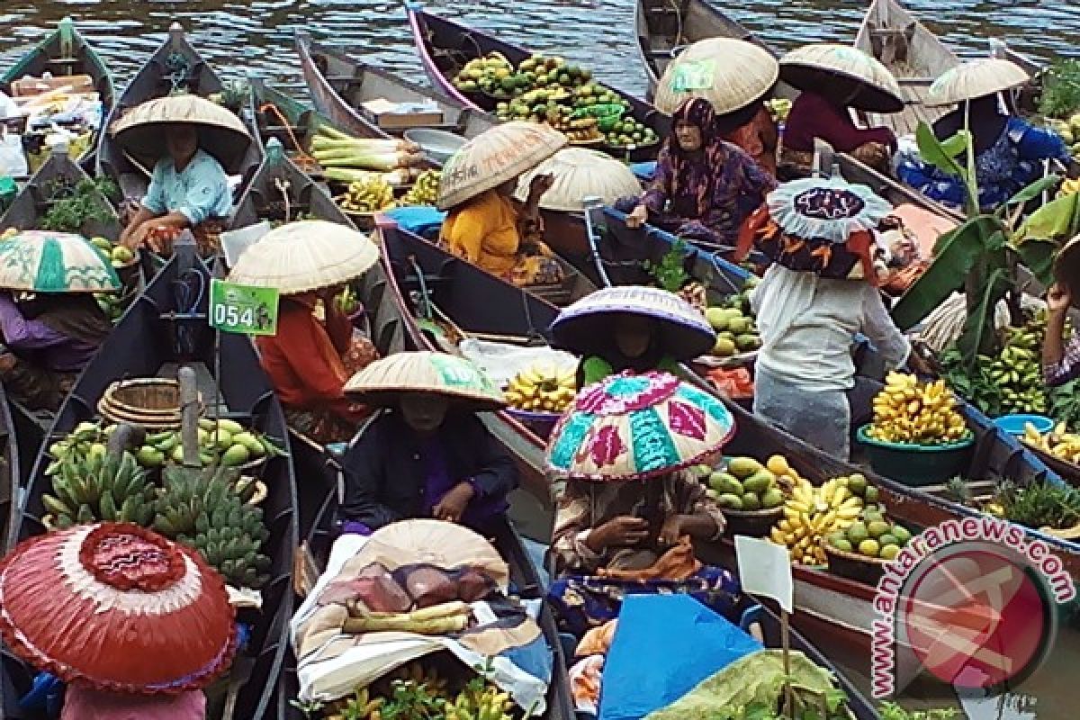 Floating Market Vendors Compete Decorating Tanggui