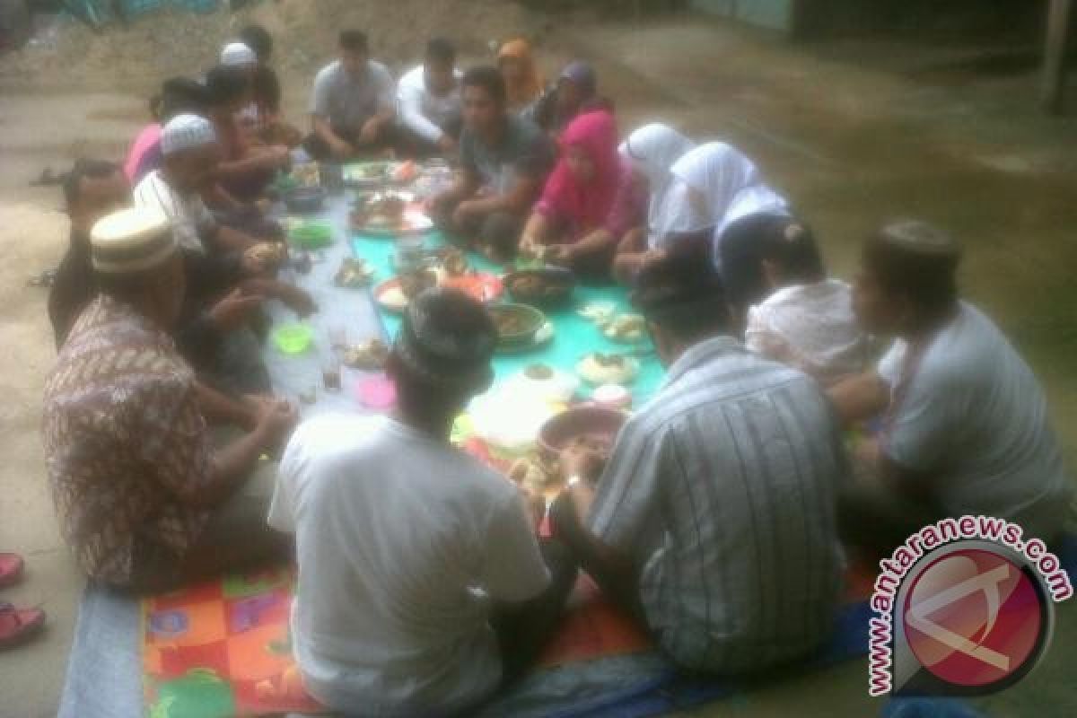 Masyarakat Landak Gelar Ritual Robo-robo