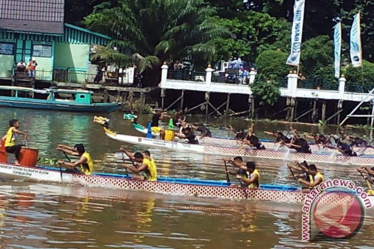 Lomba Perahu Naga Di Sungai Martapura