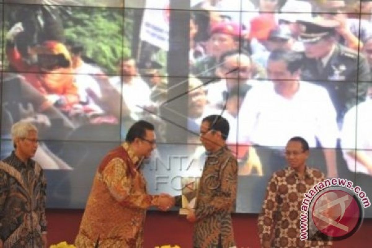 Presiden Jokowi menerima "Antara Achievement Award" 