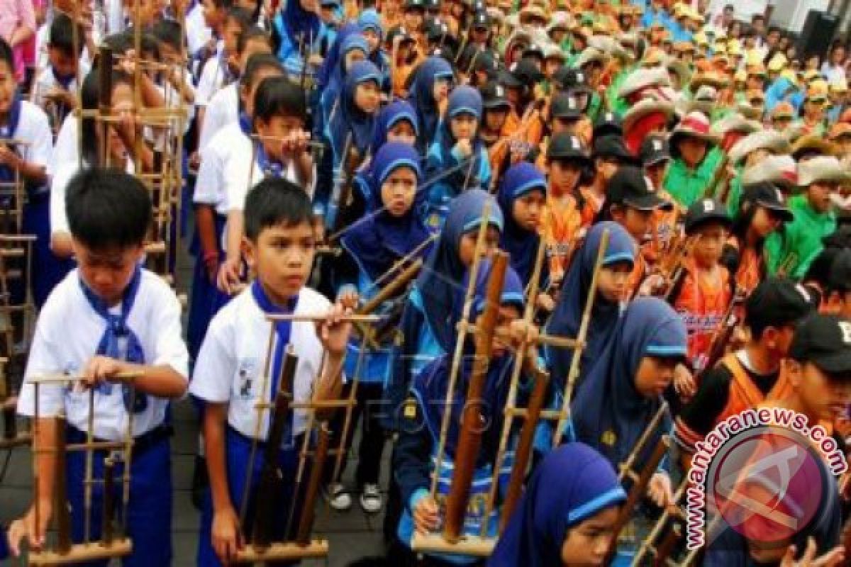 Ribuan orang rayakan hari angklung 2018