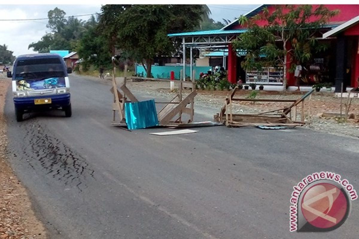 Warga Tutup Jalan  Persoalkan Ganti Rugi