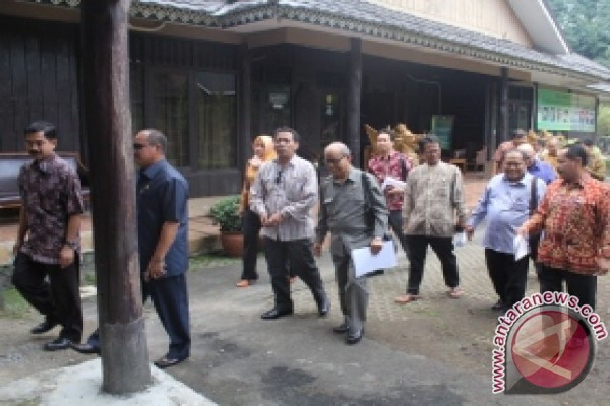  Perkaya Alat Budaya Anjungan Kaltim di TMII