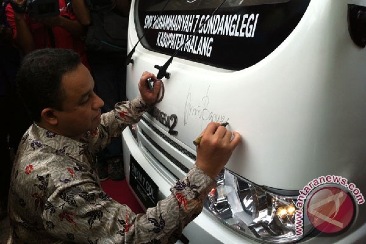 Anies Baswedan "test drive" mobil listrik