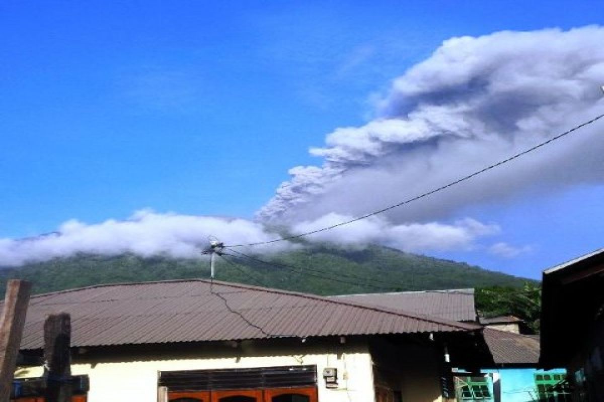 Gunung Gamalama di Ternate Meletus Lagi
