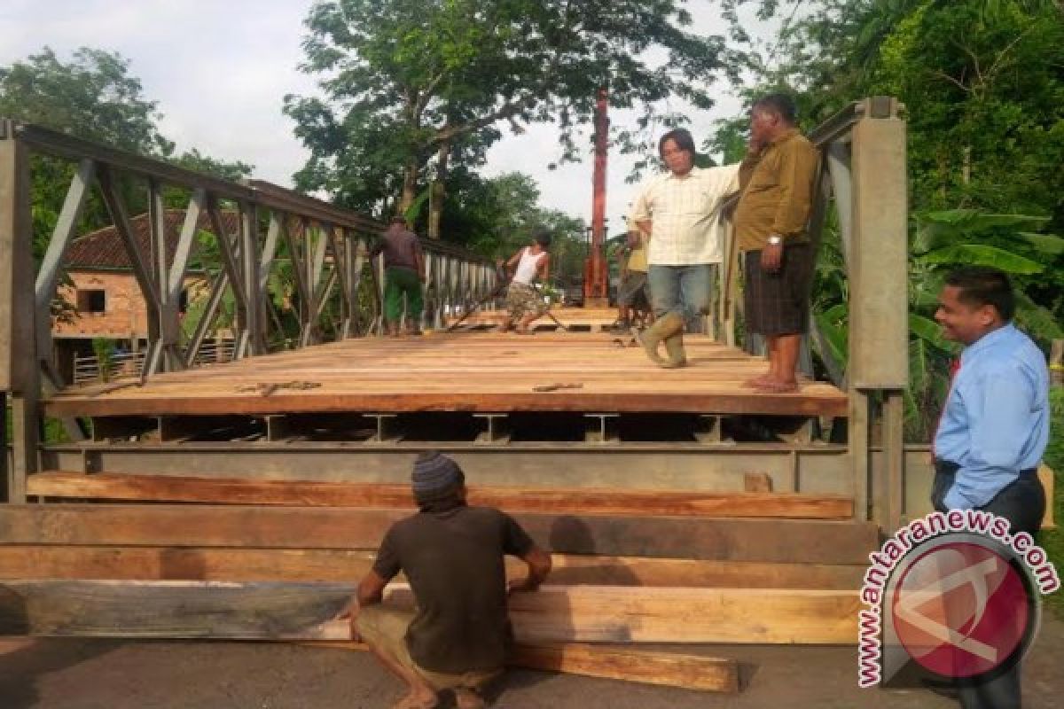 Pengerjaan jembatan darurat Desa Mendala hampir rampung