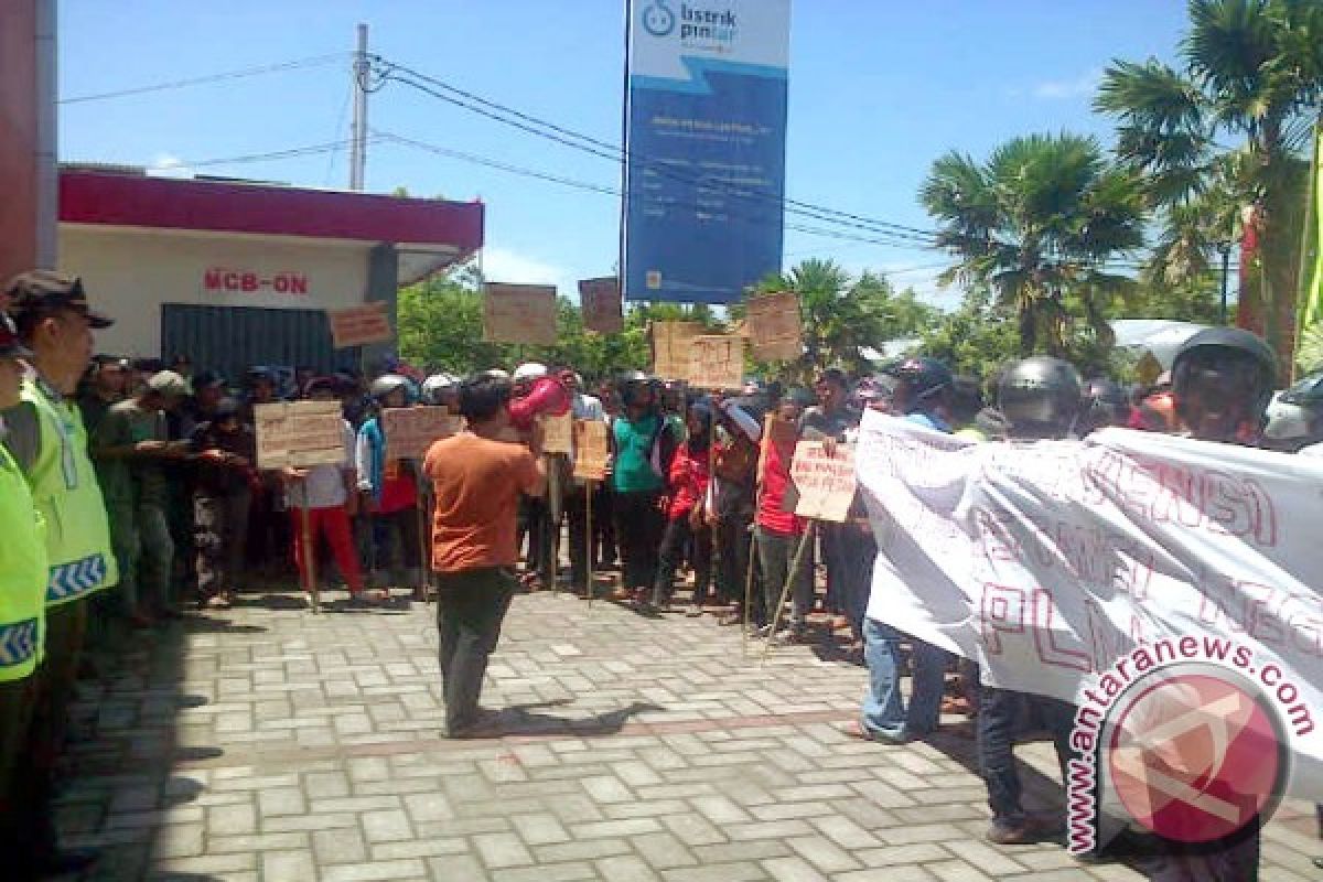 Warga pesisir minta klarifikasi PLN soal listrik 