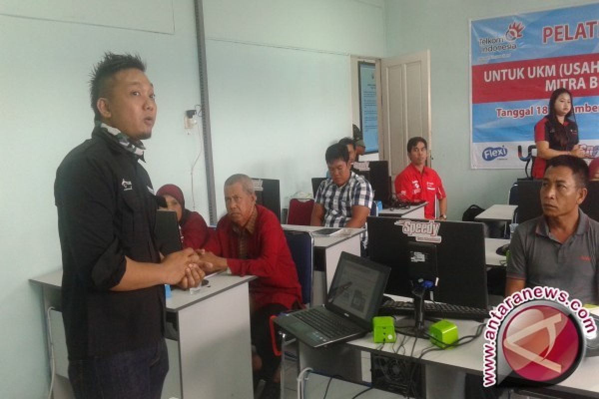Telkom Kalbar Latih Teknologi Informasi Mitra Binaan 