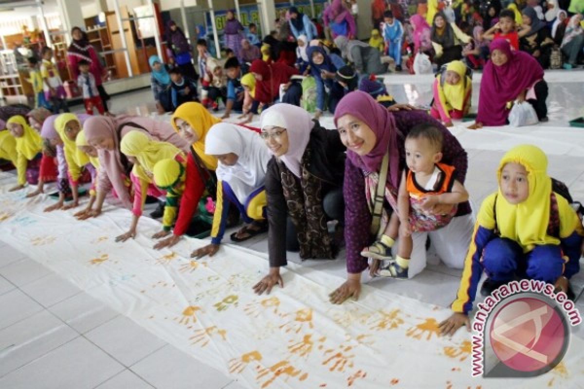 Sambut Hari Ibu, 100 anak di Kediri basuh kaki ibunya