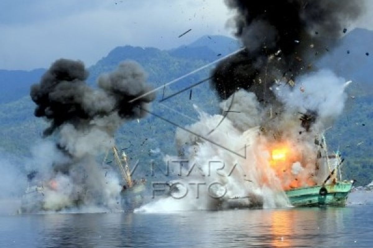 Kapal milik Dinas Perhubungan Kabupaten Kepulauan Seribu meledak