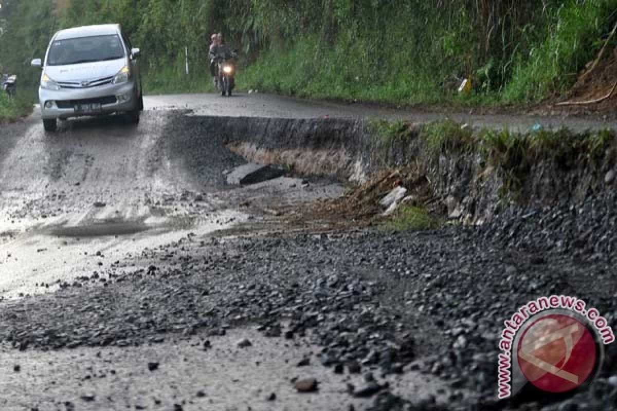 Jalur selatan Jateng ambles di Wanareja