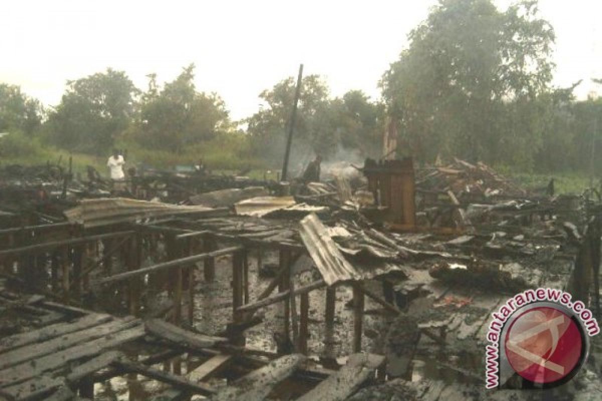 Belasan Rumah Di Bantaran Sungai Singkawang Ludes Terbakar