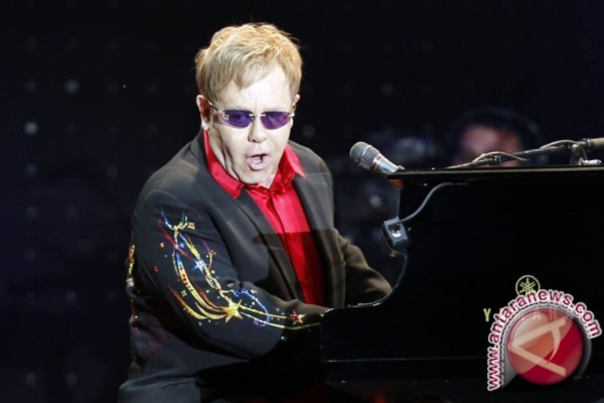  Elton John Resmi Menikahi Pasangan Gay-nya