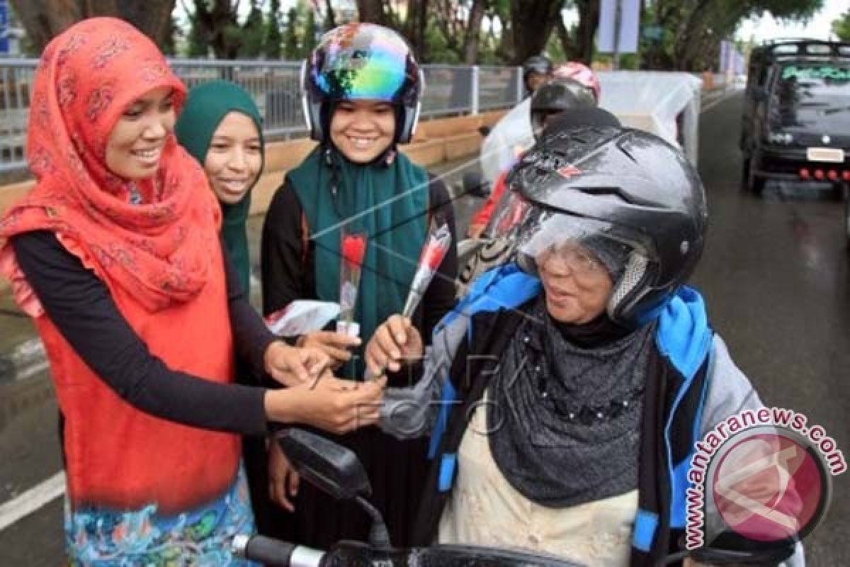 Mahasiswa FTI UMI Bagi Bunga ke Pengendara 