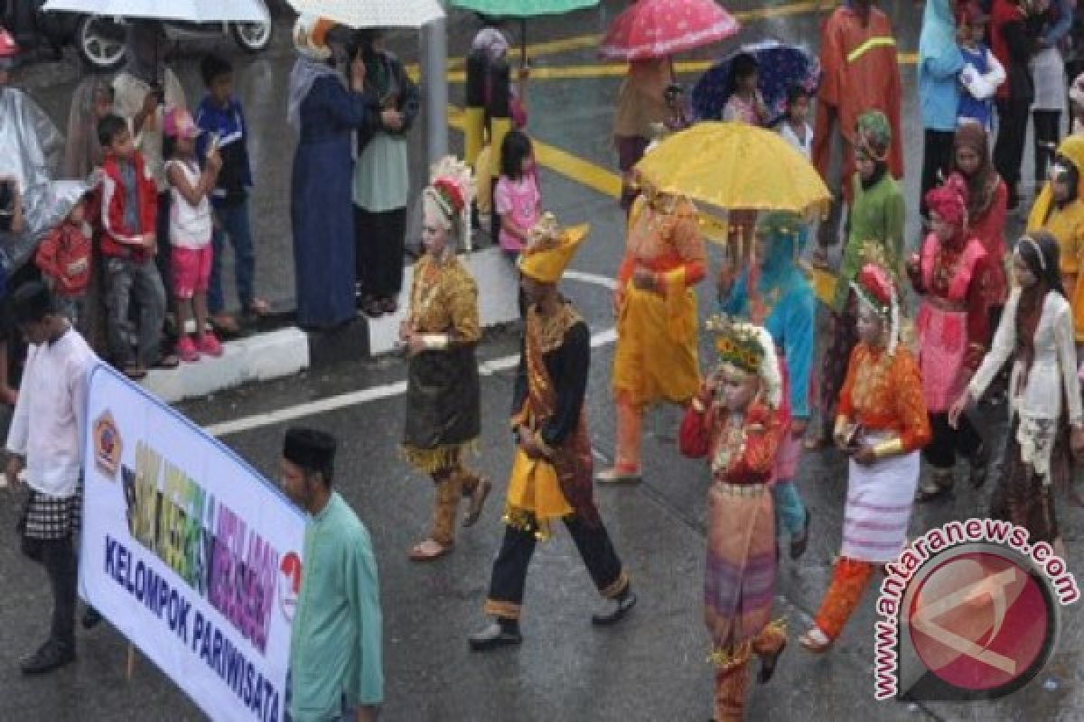 Cuaca panas peserta karnaval di Lhokseumawe kelelahan