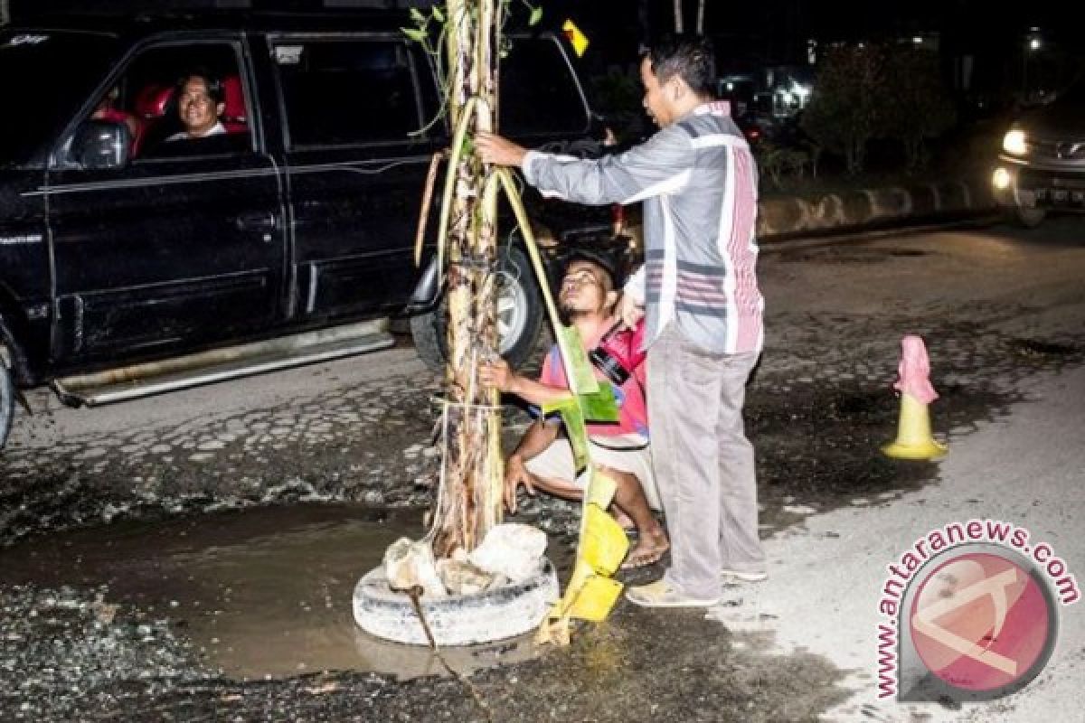 Warga Penajam tandai jalan berlubang dengan pohon