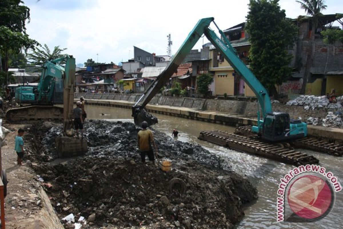 Sudin SDA Jakpus menormalisasi tiga sungai besar antisipasi banjir