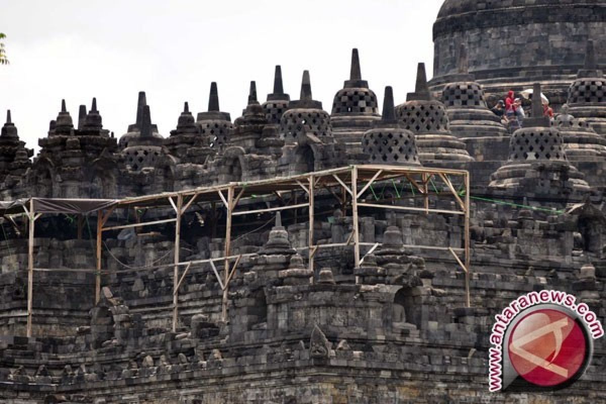 Seniman Gelar Pameran Lukisan Peringati 200 Tahun Borobudur