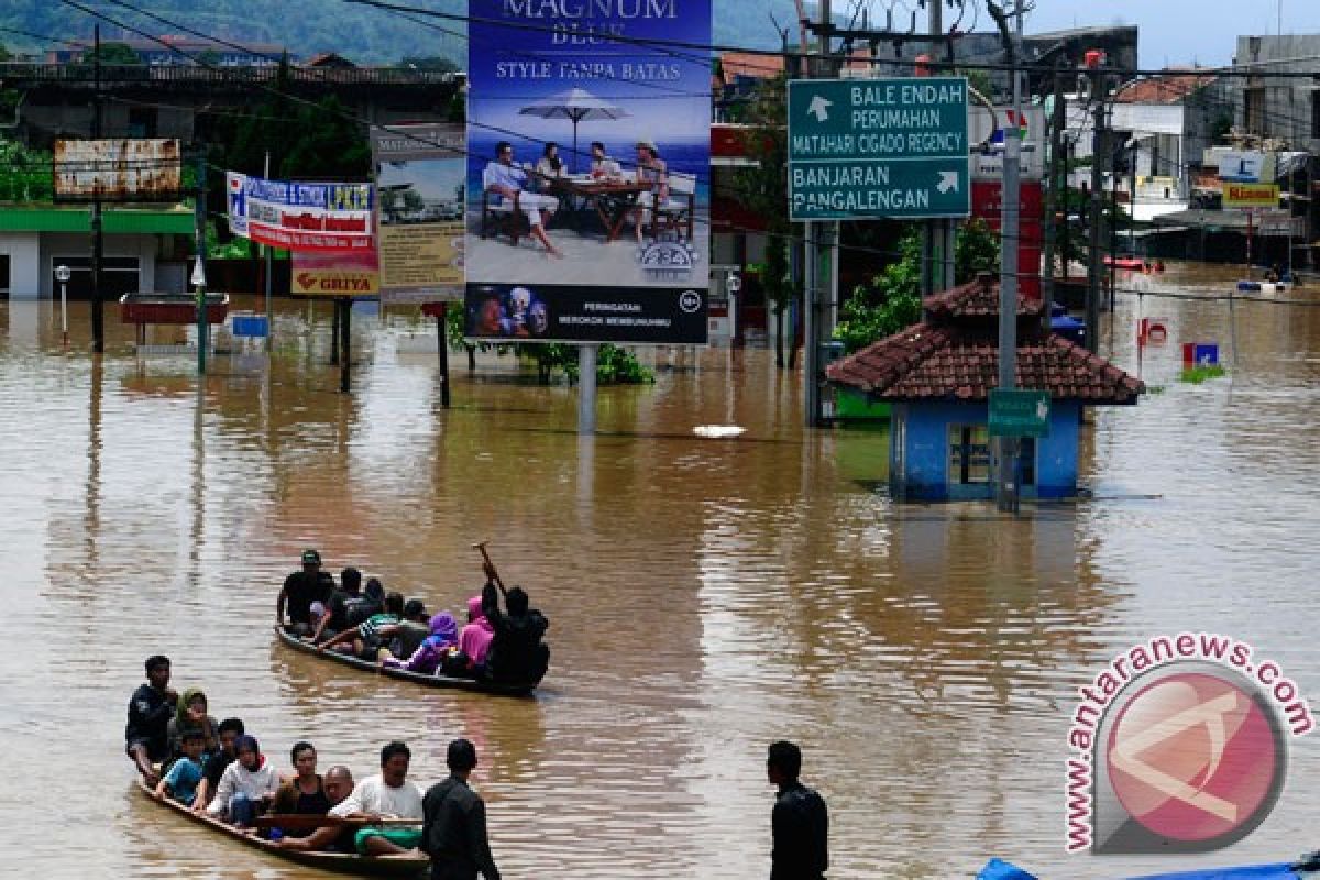 Korban banjir Bandung mulai gatal-gatal dan pusing