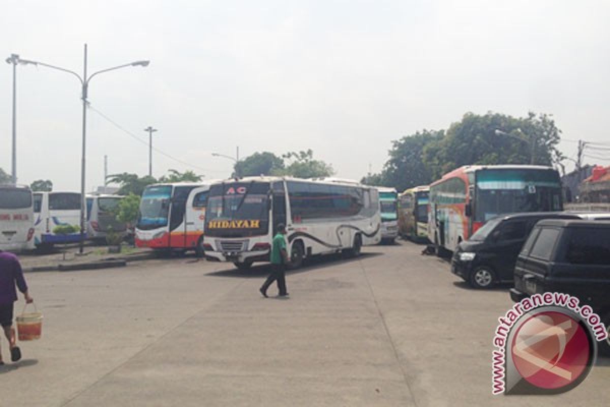 Sepi penumpang, bus-bus 'nganggur' di  Pulogadung