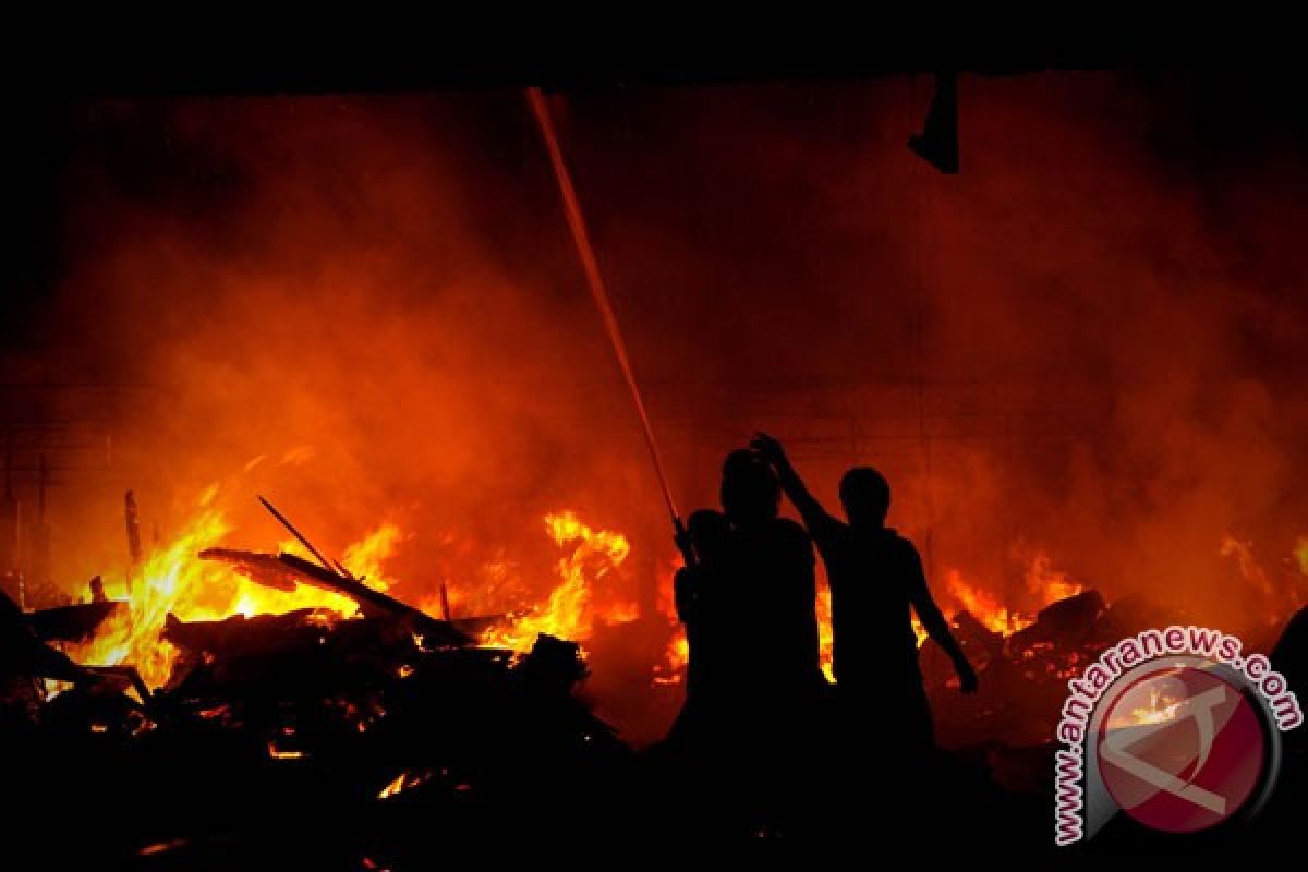 16 damkar dikerahkan padamkan kebakaran Atrium Senen