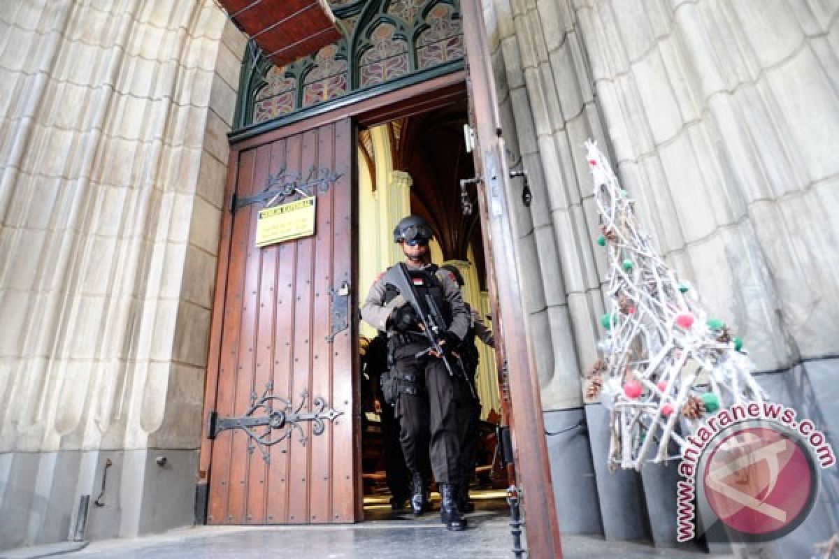 Jakarta Police personnel secure churches for Christmas