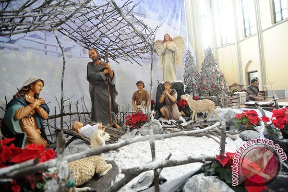 Umat Katolik Madiun ikuti misa Natal
