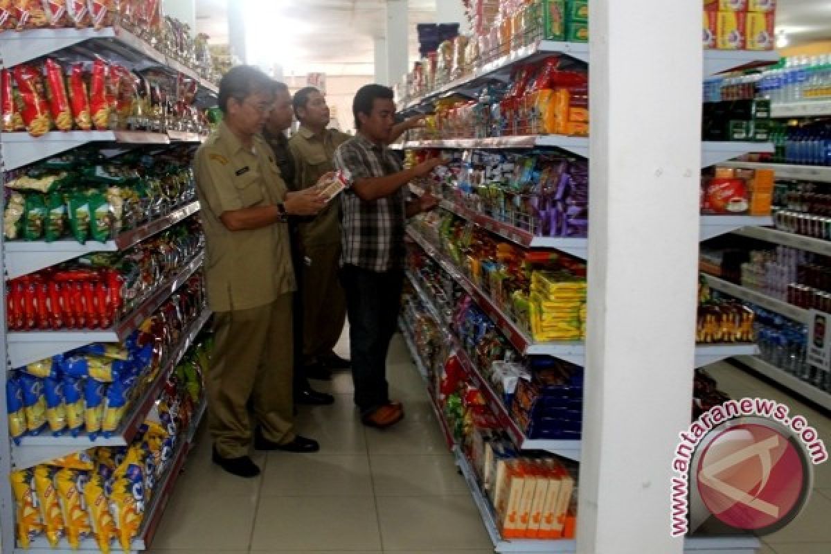 Tim Gabungan Sekadau Periksa Barang Jualan Pusat Perbelanjaan