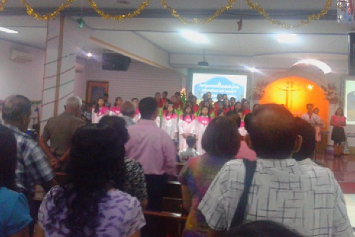 Gereja Ramai Pada Malam Natal 