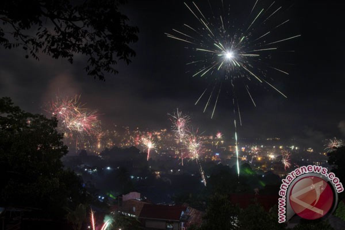 Kota Jayapura semarak kembang api Tahun Baru