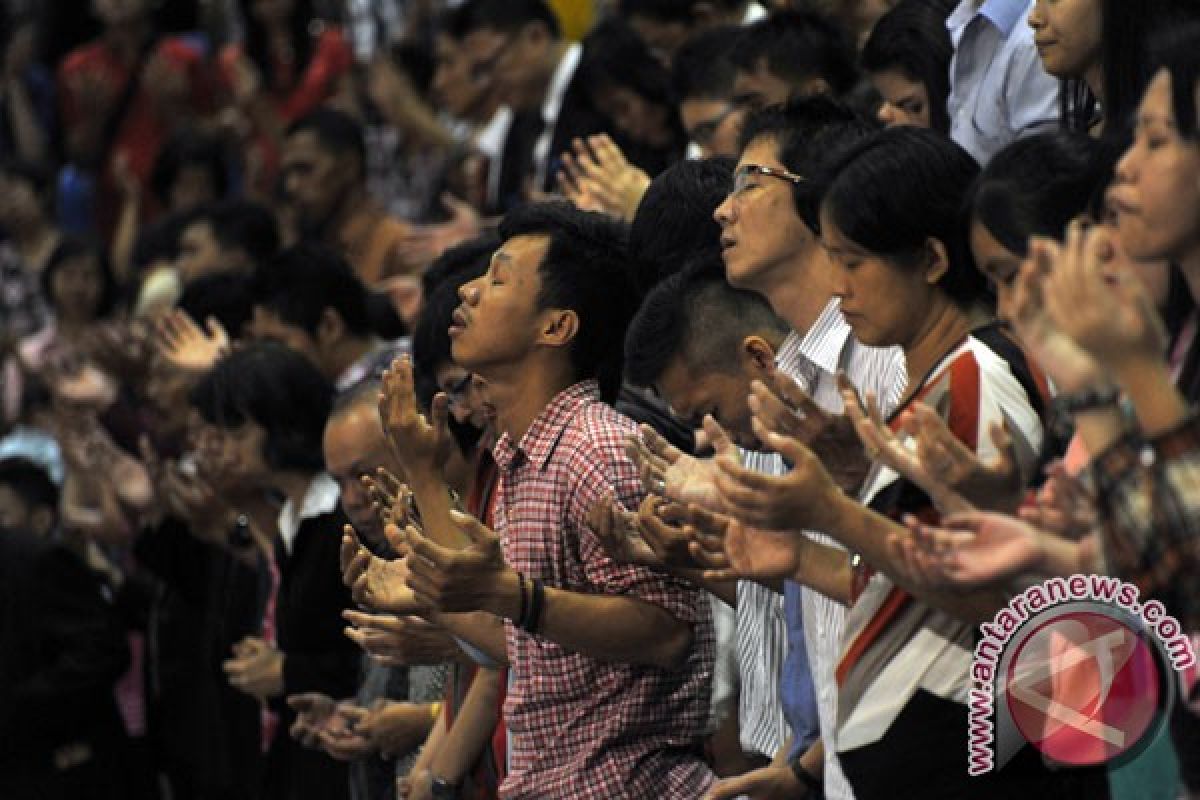 Hampir semua gereja di Palembang dipenuhi jemaat misa