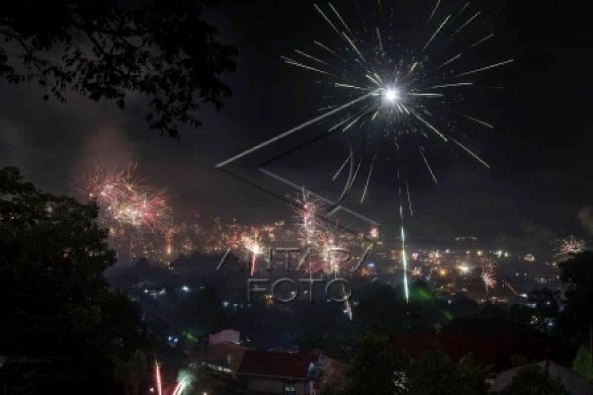 Kembang Api, Konvoi Warnai Natal di Ambon