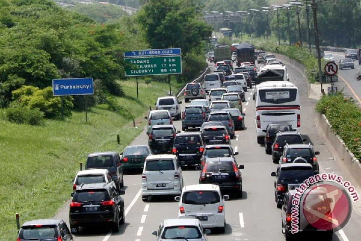 Antrean gerbang tol Cileunyi capai lima Km