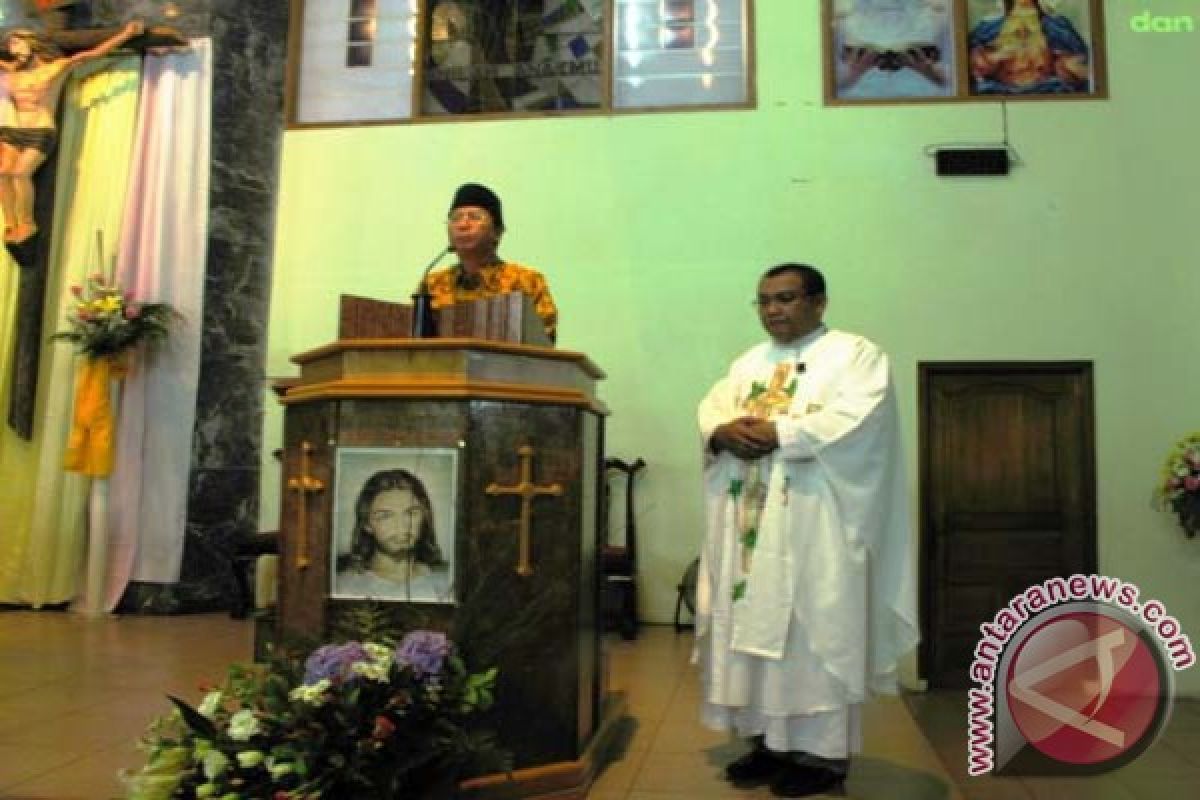 Gubernur Bengkulu Kunjungi Gereja  pada Misa Natal