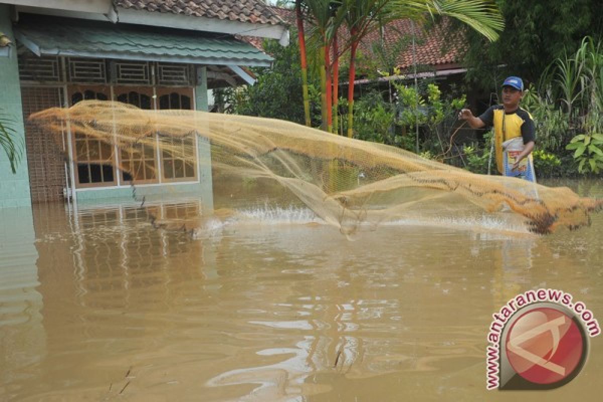 Banjir dimanfaatkan warga Palembang menangkap ikan